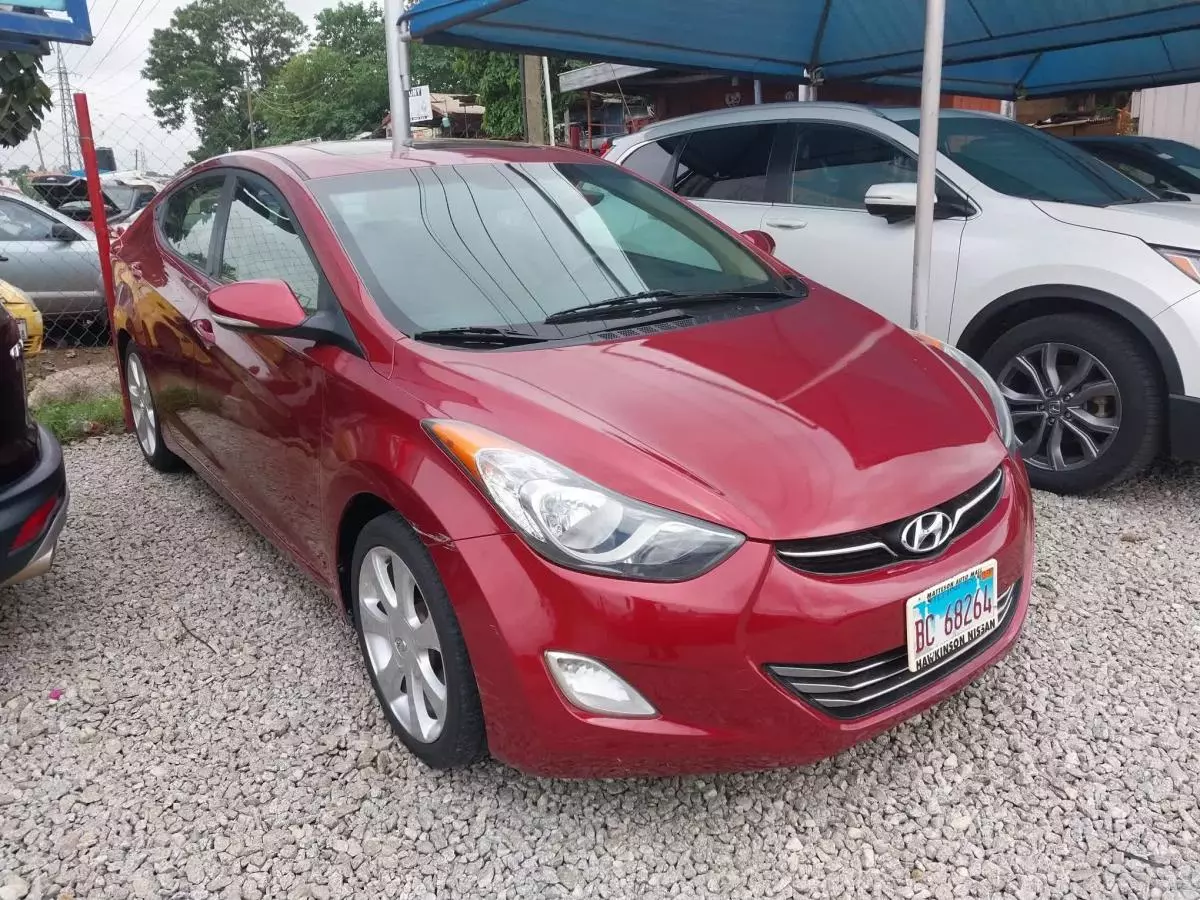 Hyundai Elantra   - 2012