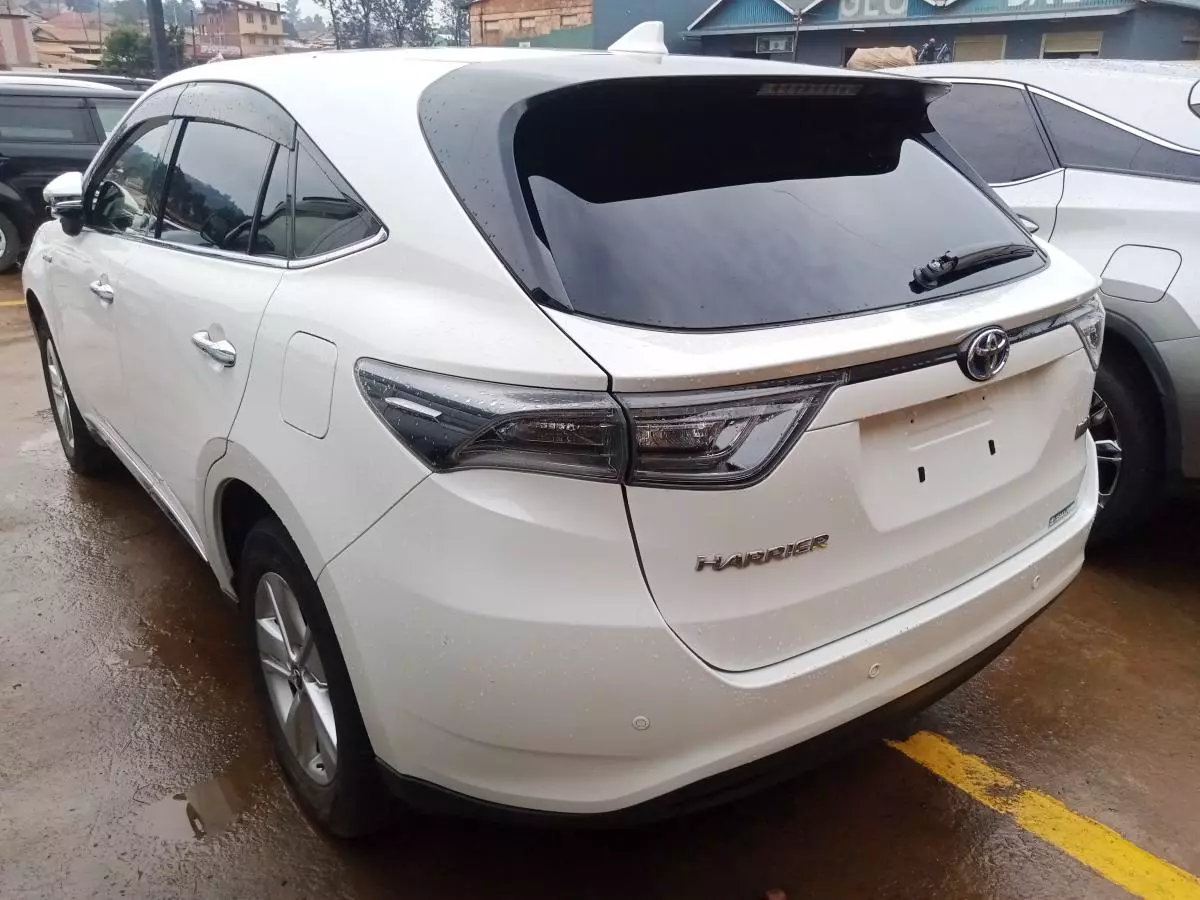 Toyota Harrier hybrid    - 2016