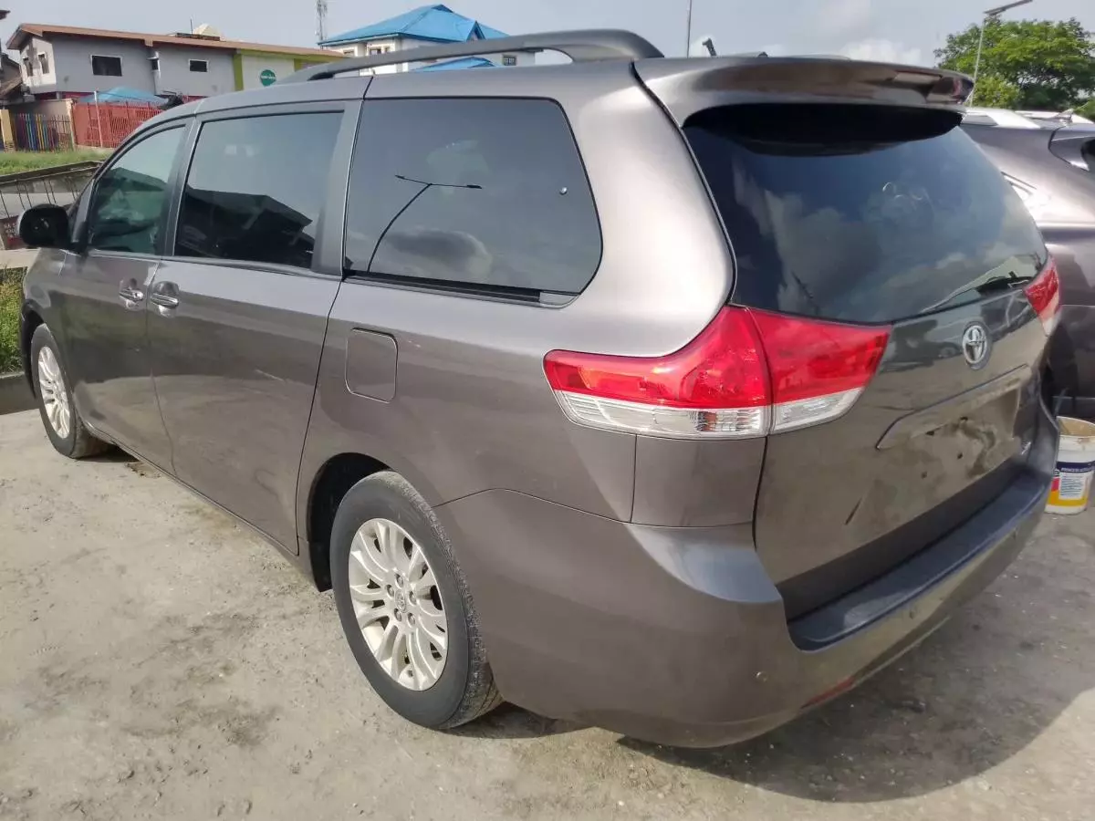 Toyota Sienna   - 2013