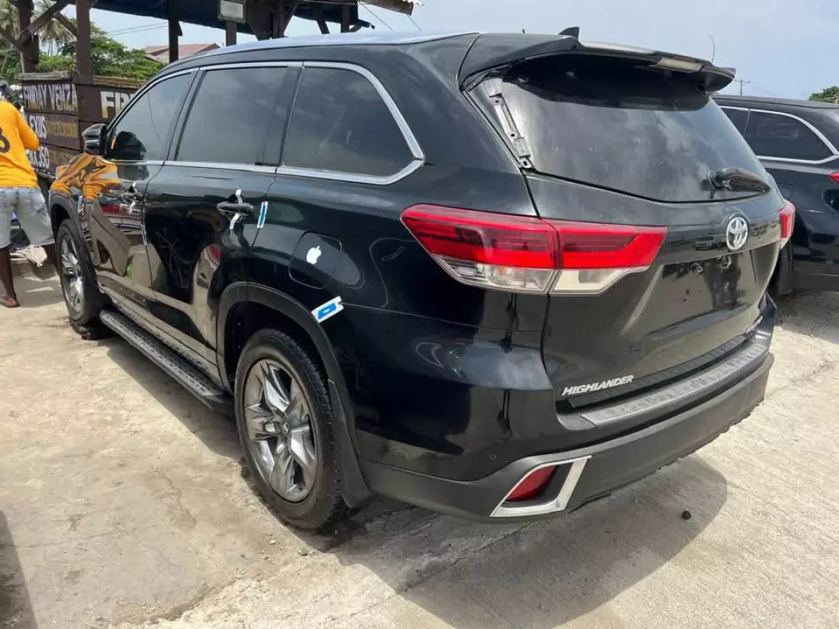 Toyota Highlander   - 2017