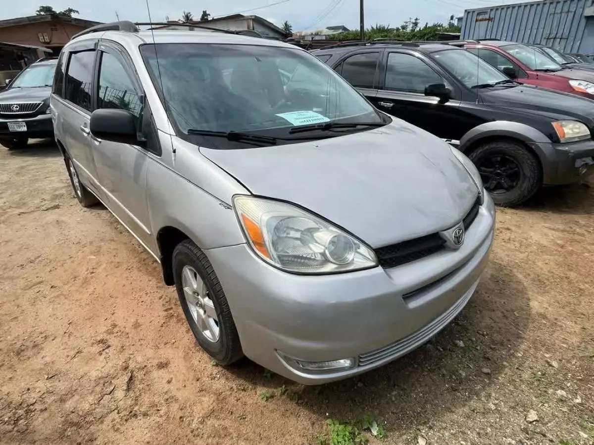 Toyota Sienna   - 2004