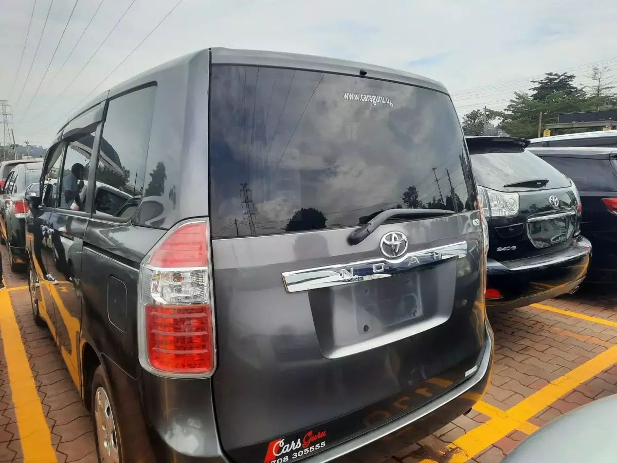 Toyota Noah - 2009