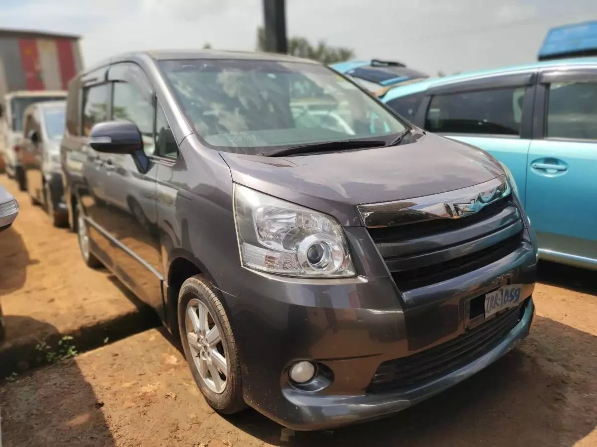 Toyota Noah - 2009