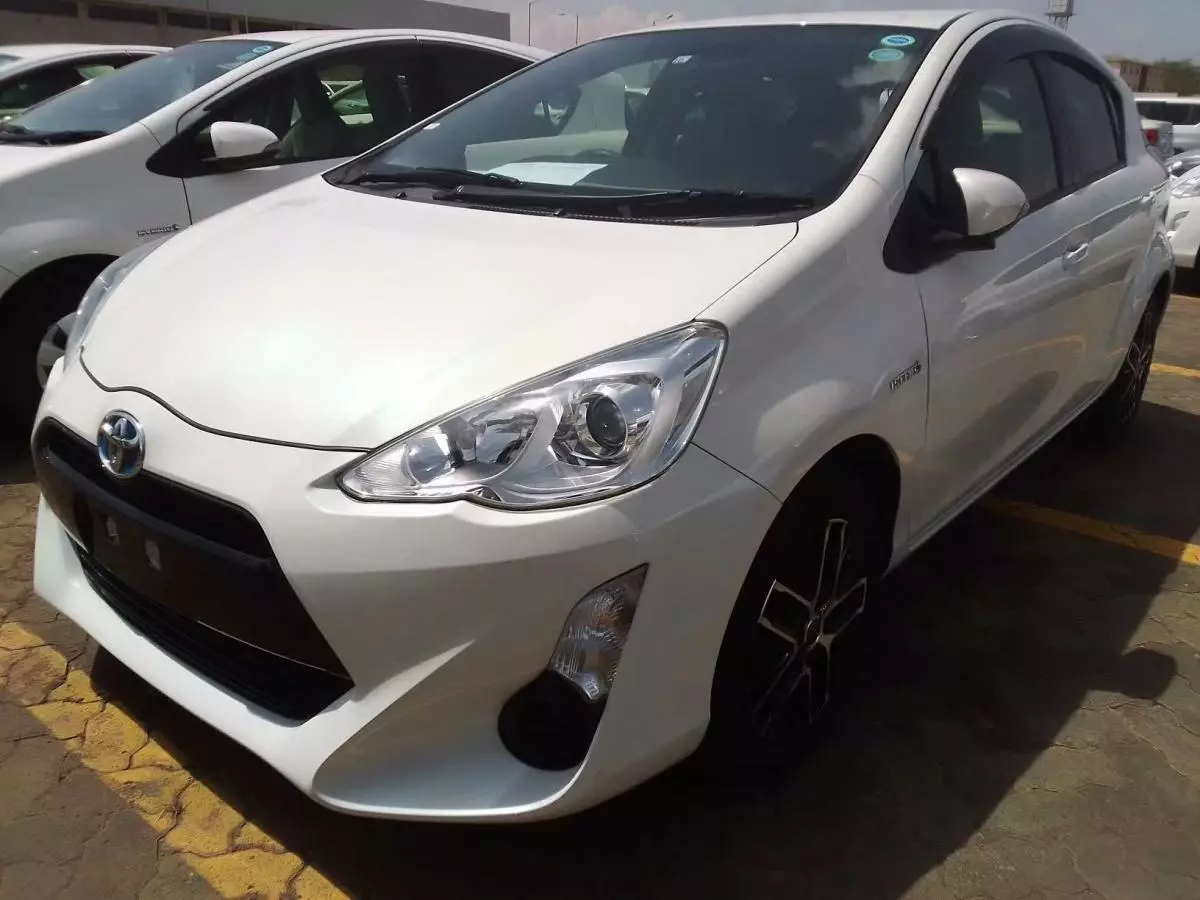 Toyota Aqua Hybrid - 2015