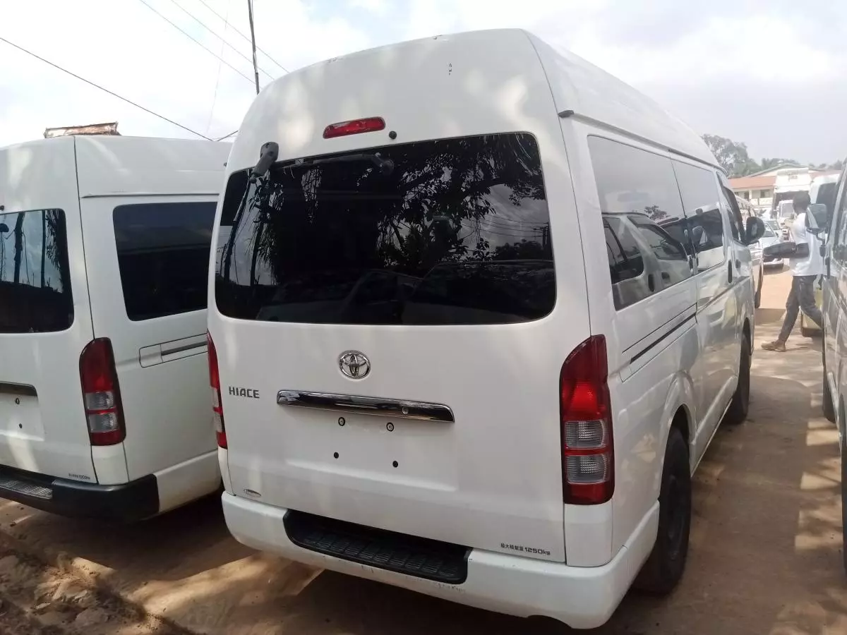 Toyota Hiace   - 2012