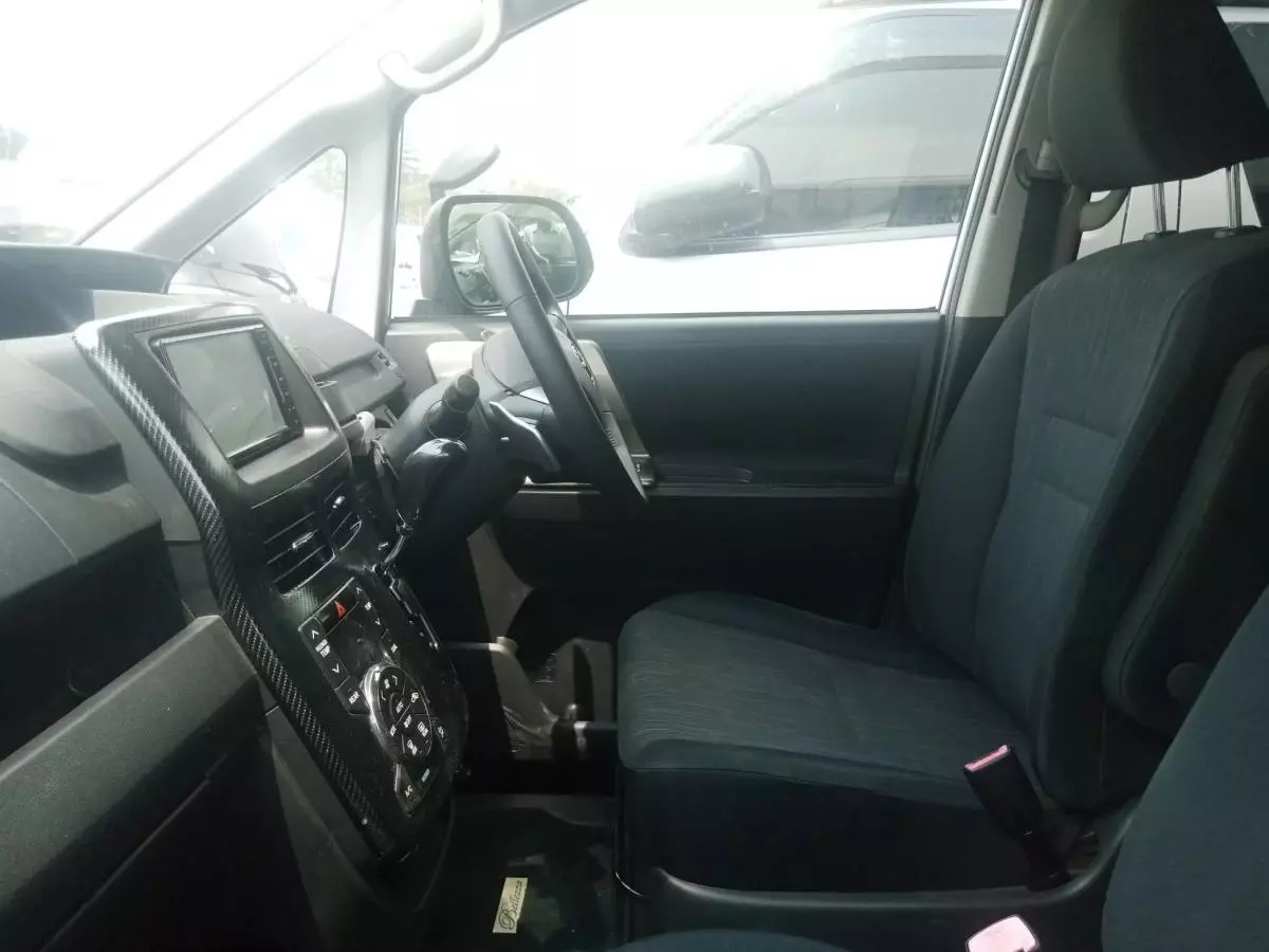 Toyota Noah   - 2011