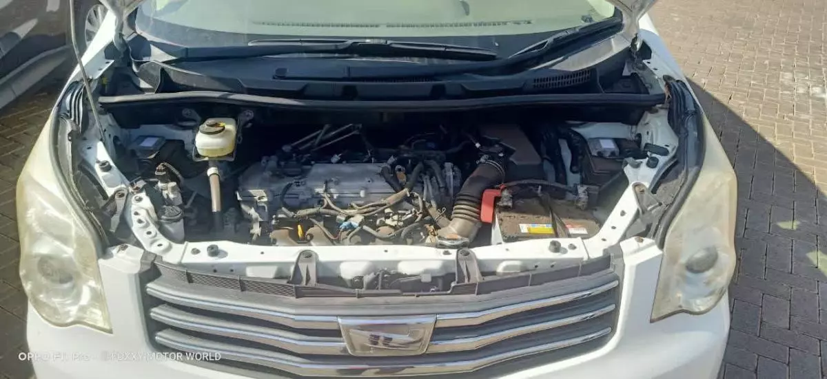 Toyota Noah - 2014