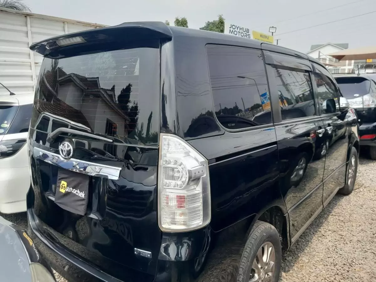 Toyota Voxy  - 2013