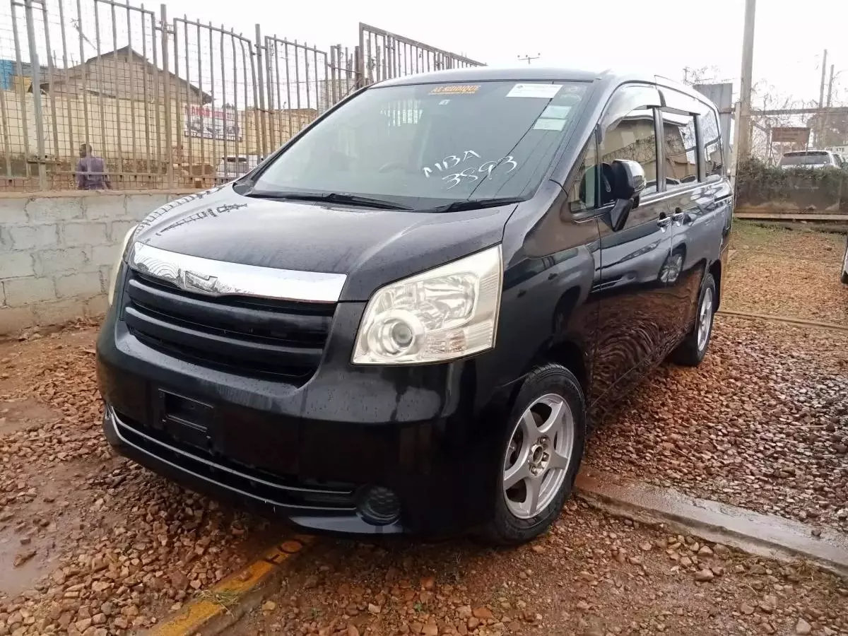 Toyota Noah   - 2012