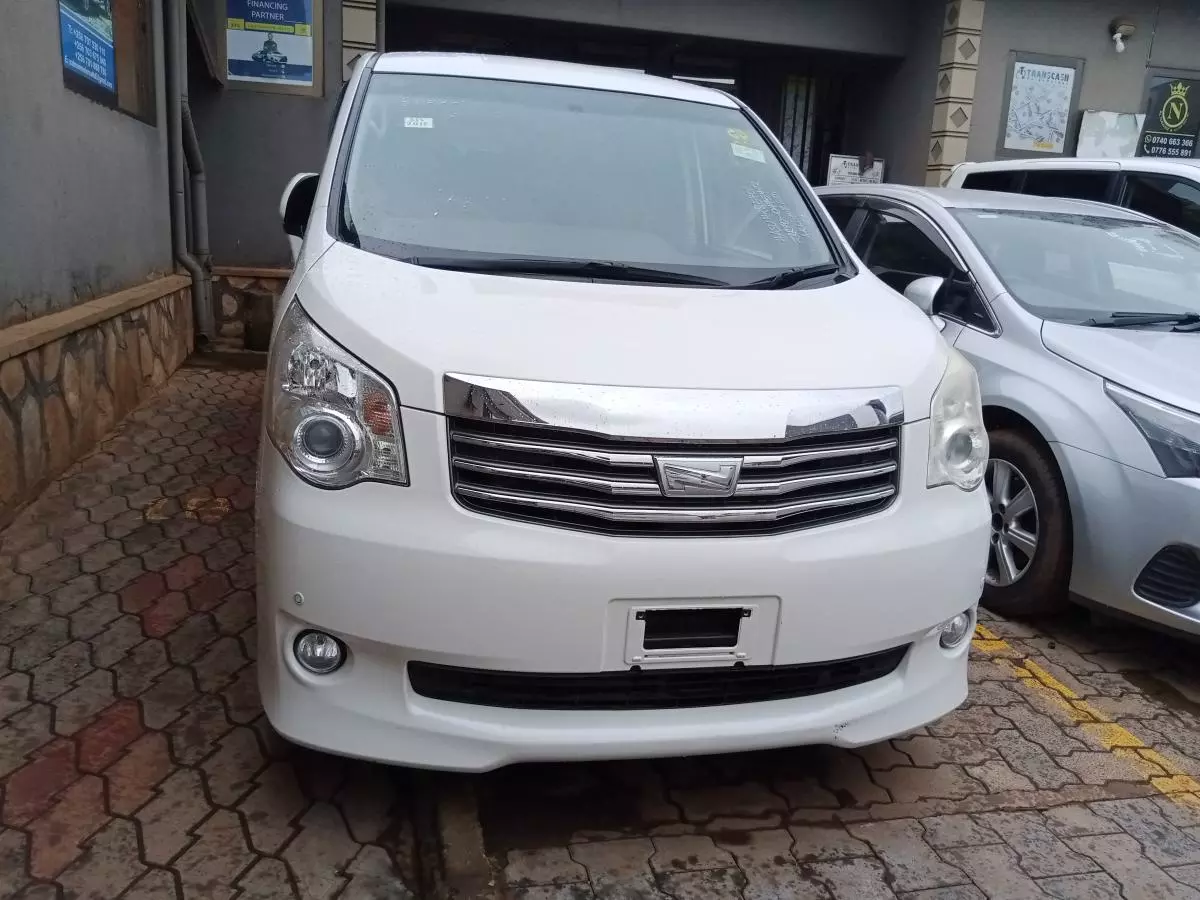 Toyota Noah   - 2012