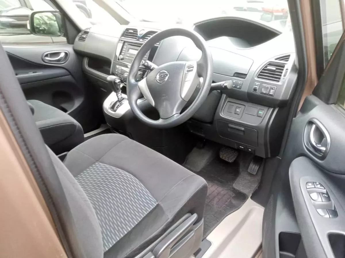 Nissan Serena - 2016