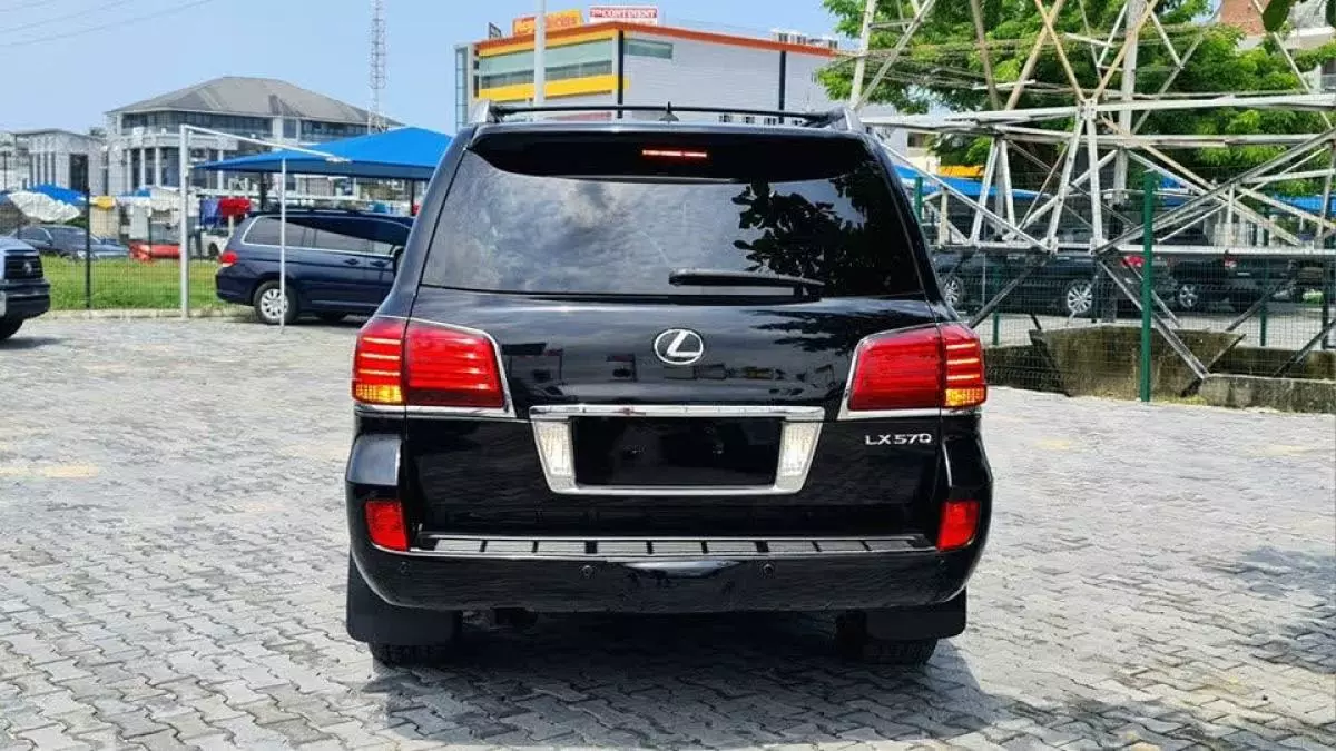 Lexus LX 570   - 2011