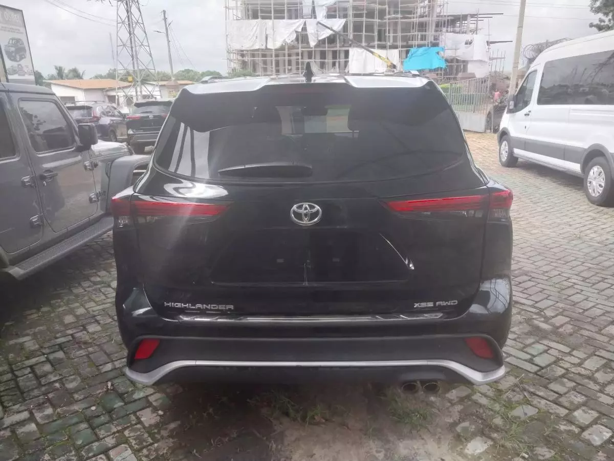 Toyota Highlander   - 2021