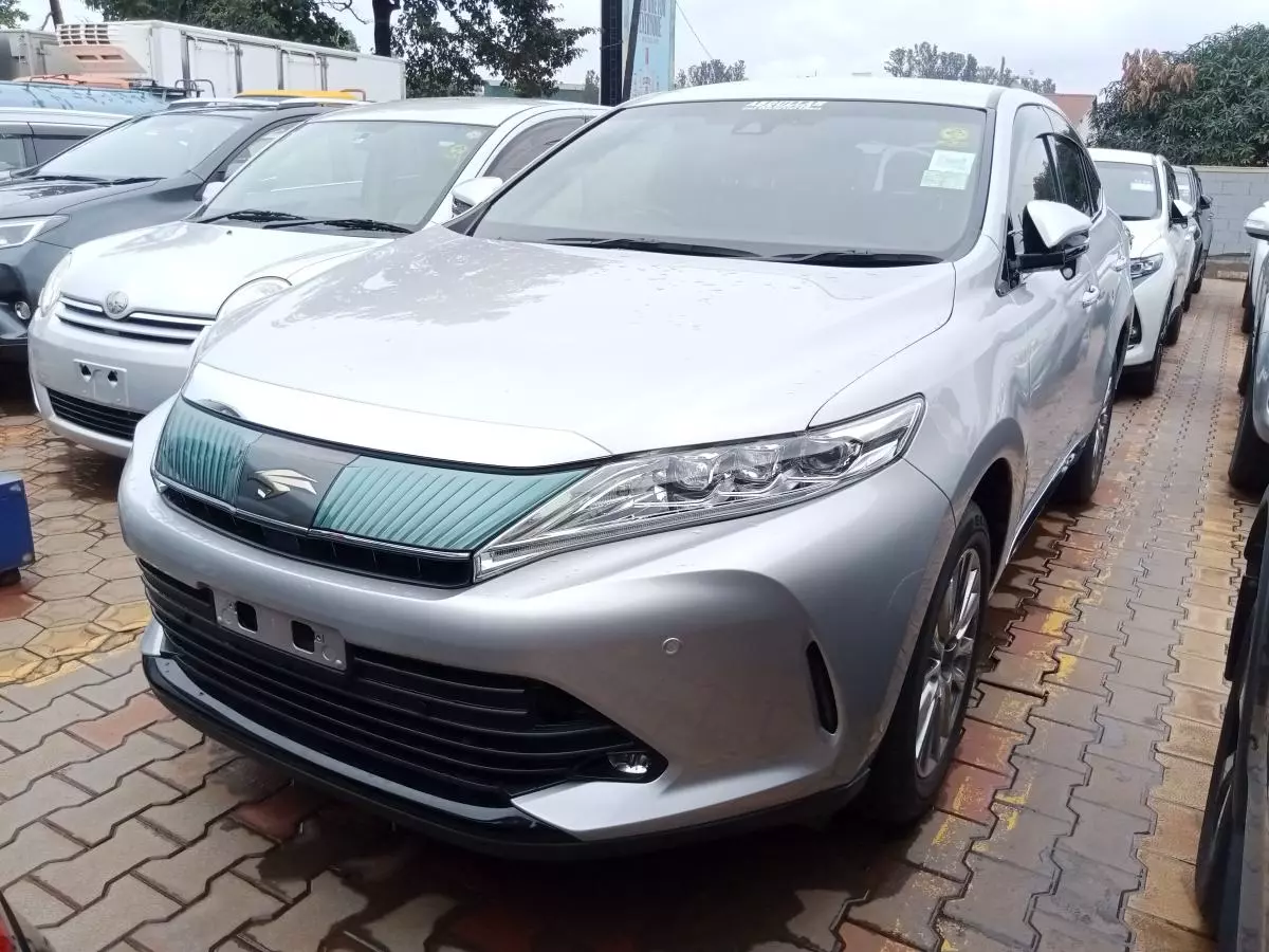 Toyota Harrier   - 2016