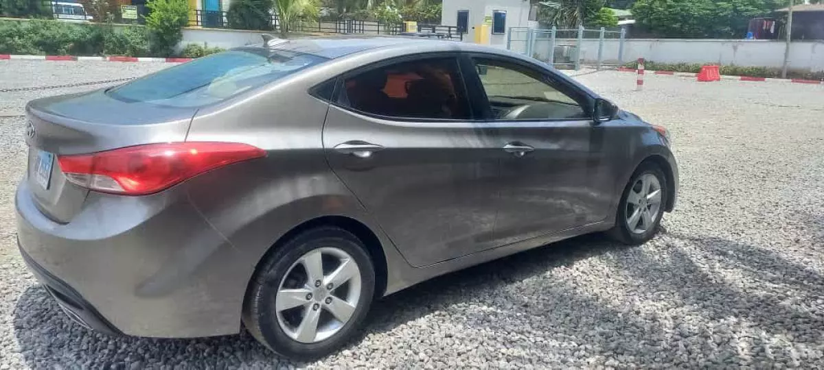 Hyundai Elantra   - 2013