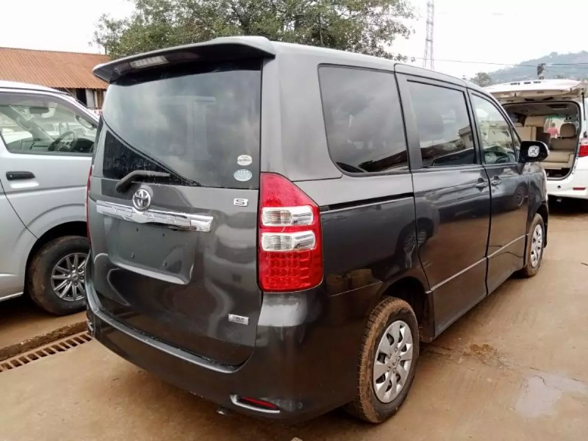 Toyota Noah   - 2011