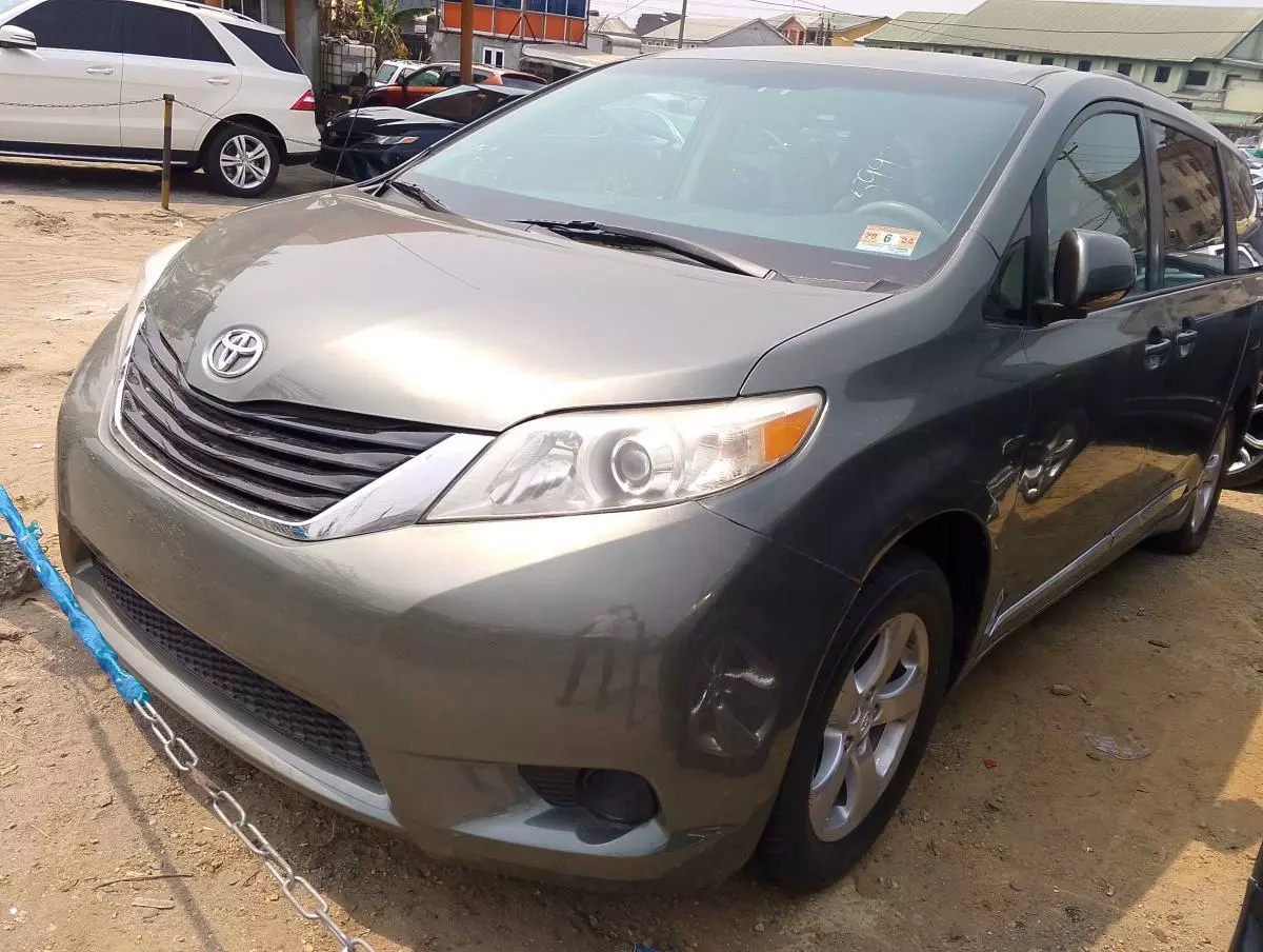 Toyota Sienna   - 2011