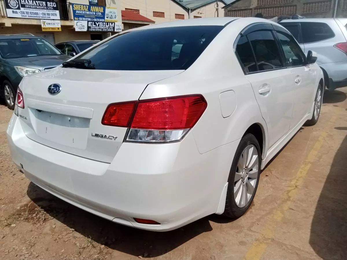 Subaru Legacy   - 2011