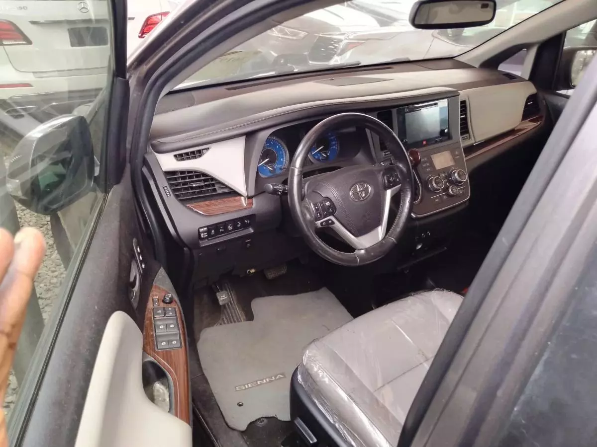 Toyota Sienna   - 2015