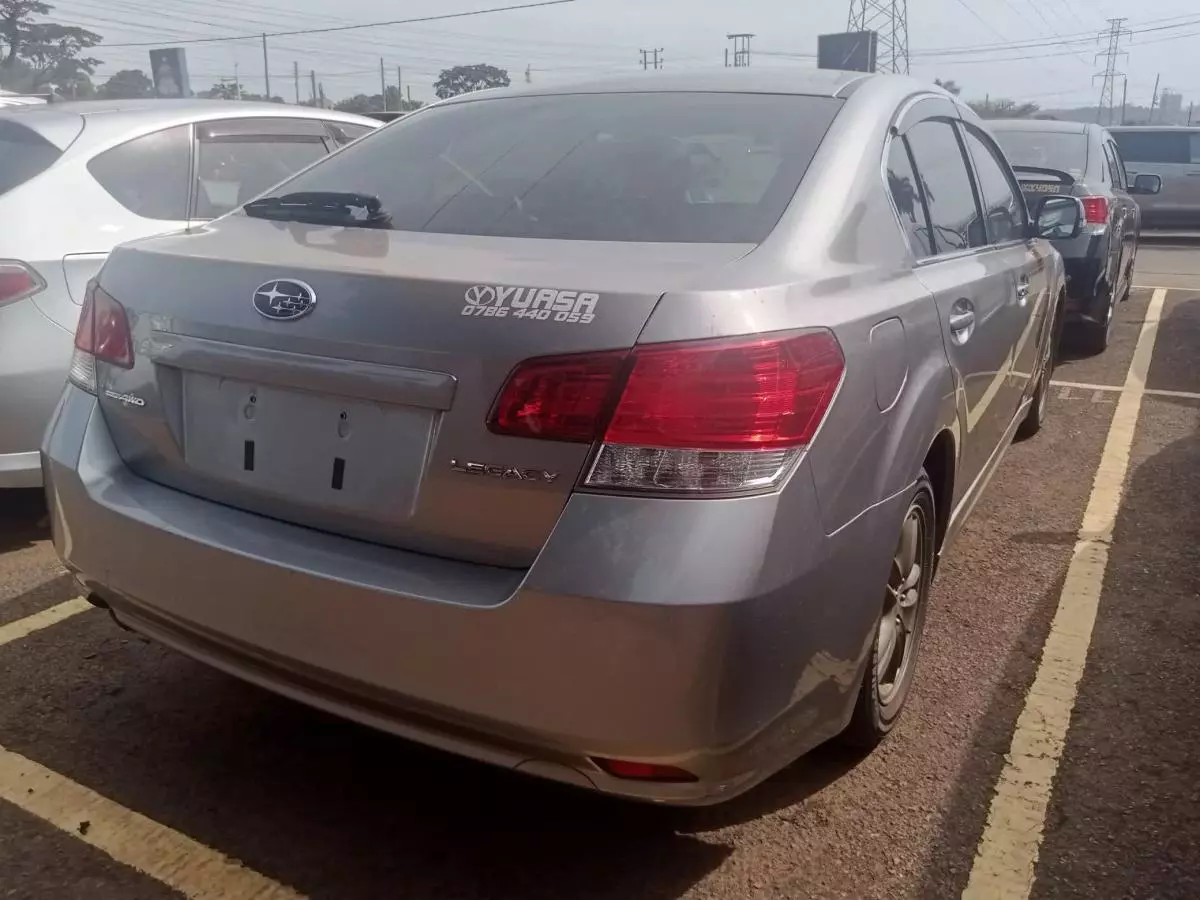 Subaru Legacy   - 2011