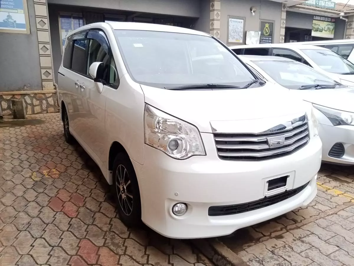 Toyota Noah   - 2012