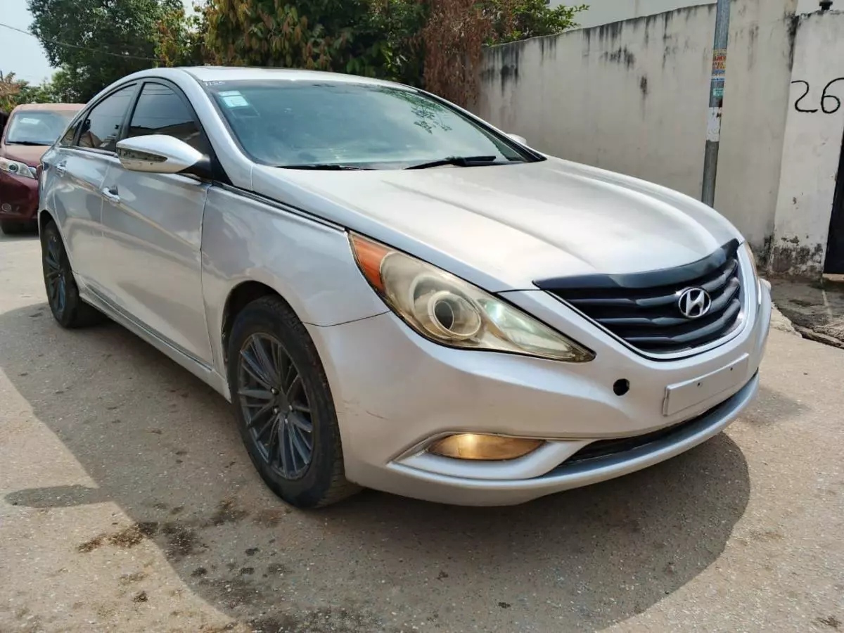 Hyundai Sonata   - 2011