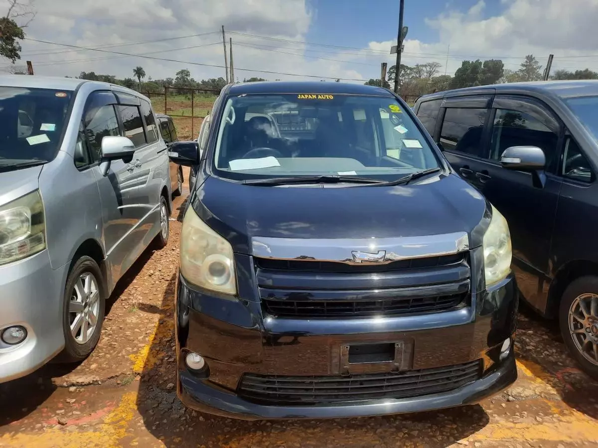 Toyota Noah   - 2009