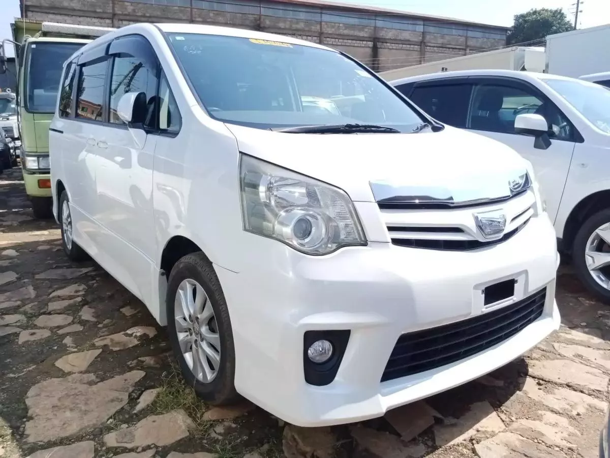 Toyota Noah   - 2010