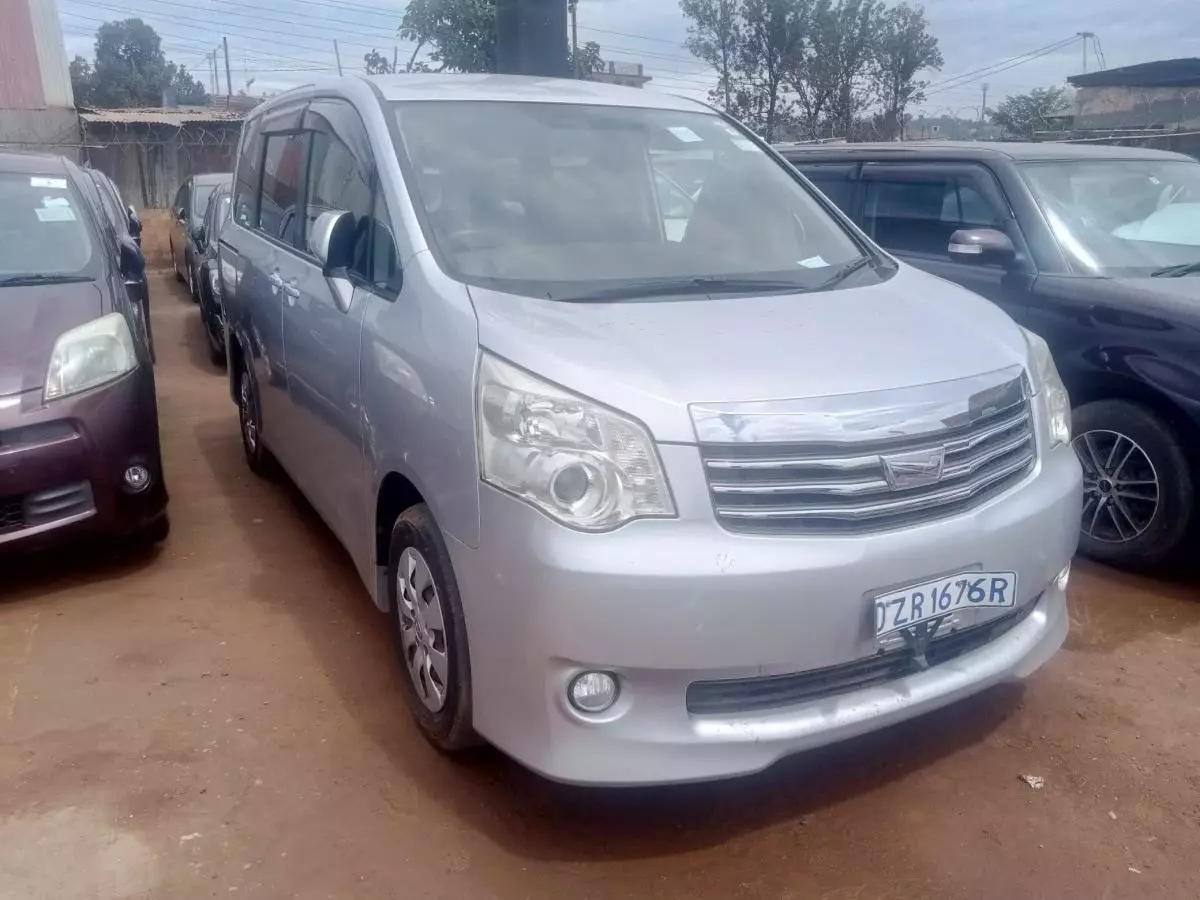 Toyota Noah   - 2011