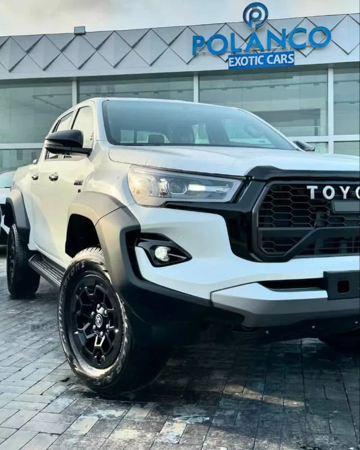 Toyota Hilux    - 2024