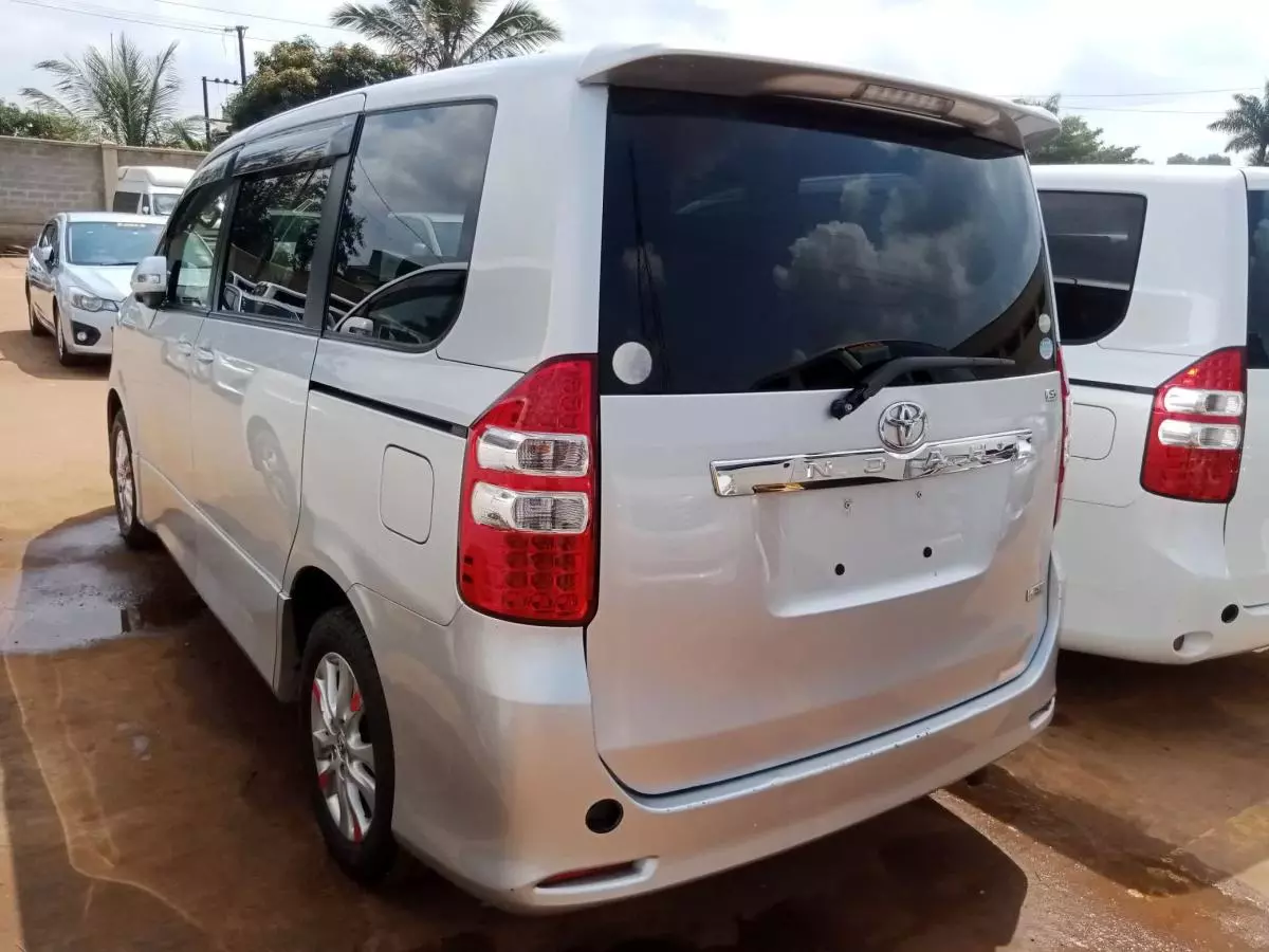 Toyota Noah   - 2011