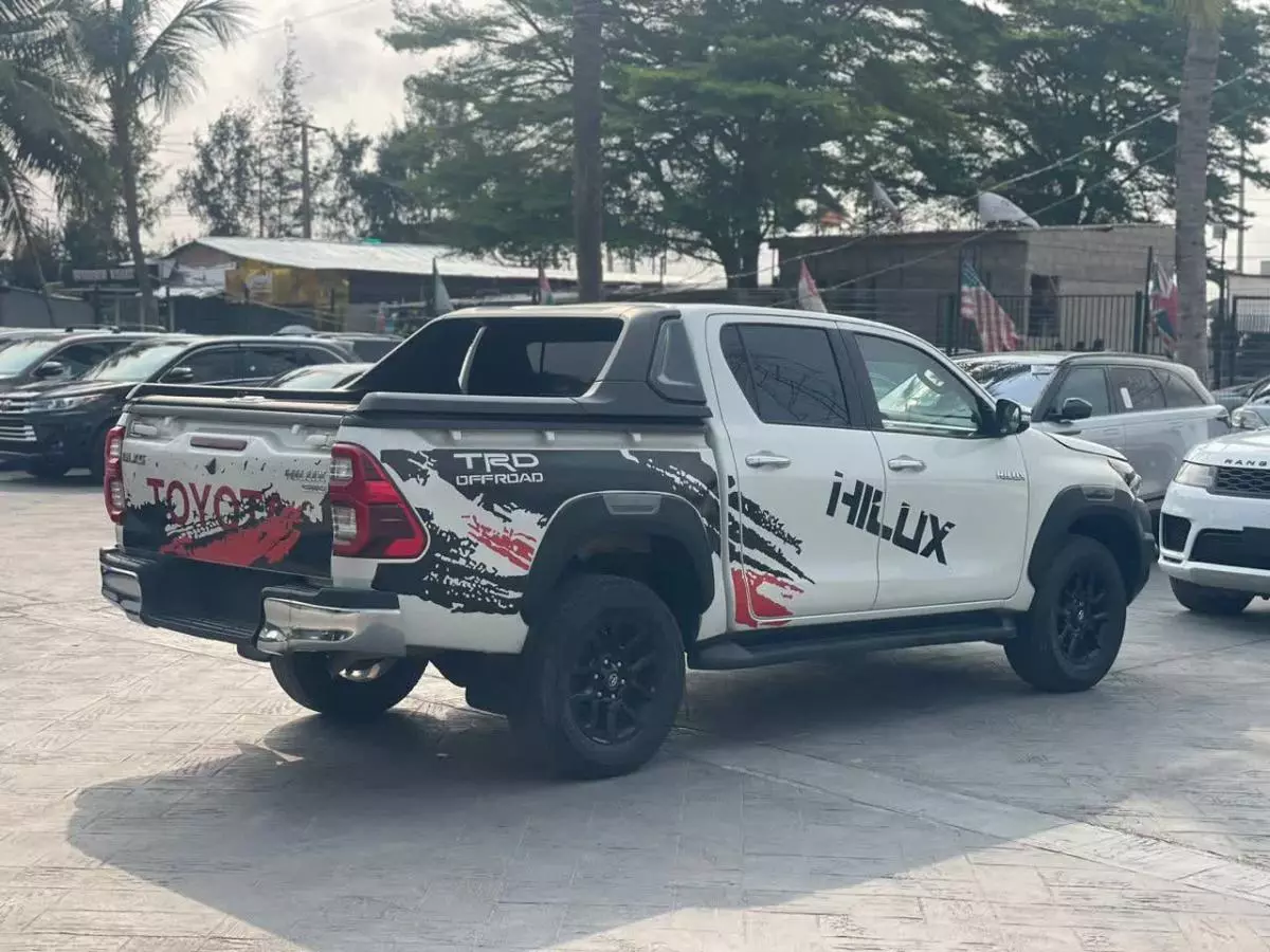 Toyota Hilux   - 2016