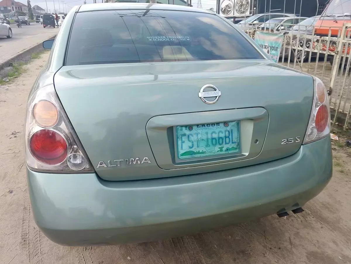 Nissan Altima   - 2002