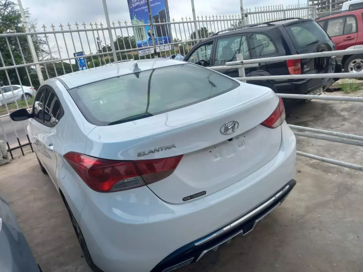 Hyundai Elantra   - 2012