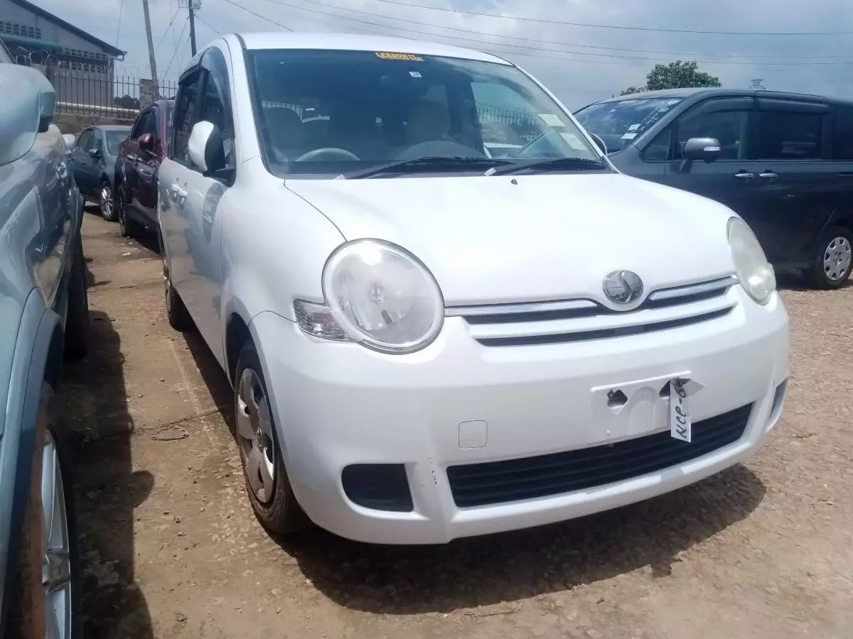 Toyota Sienta   - 2009