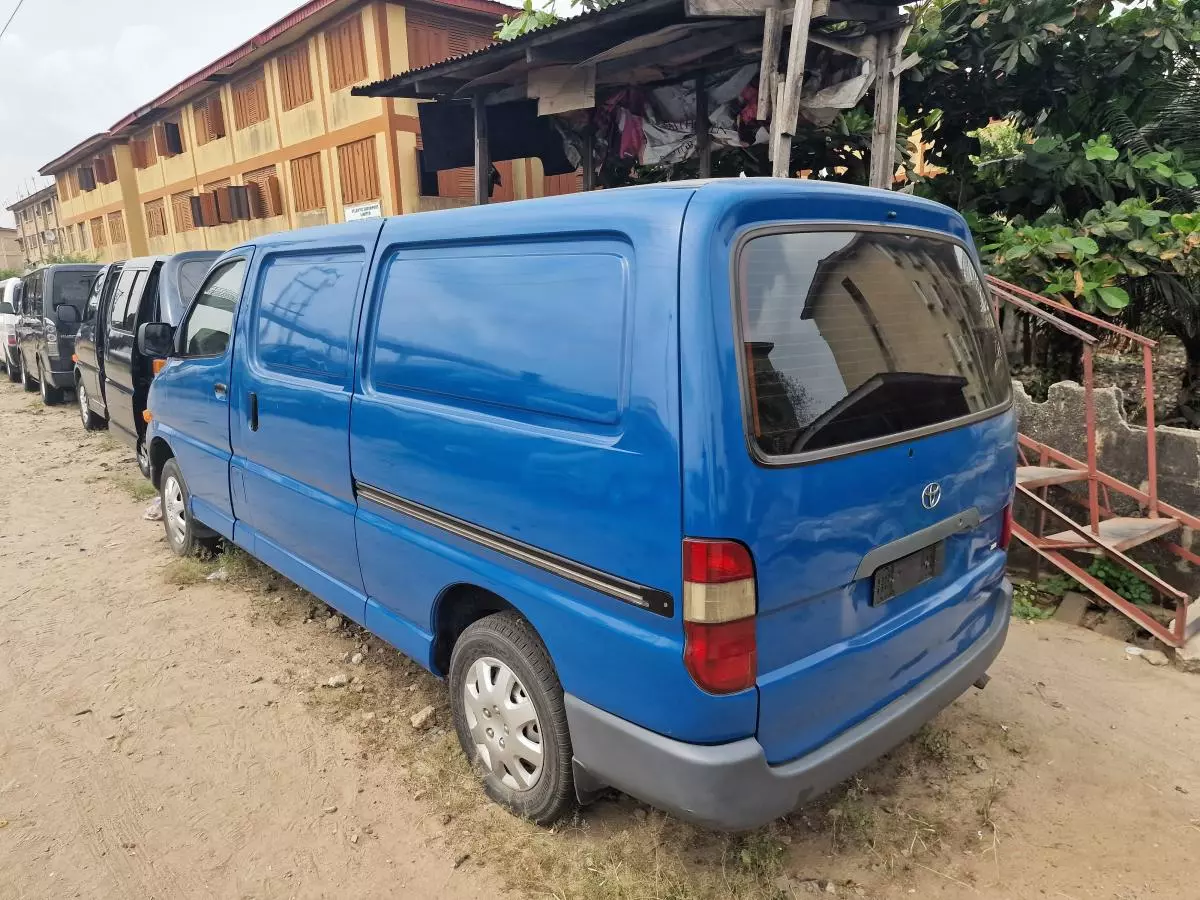 Toyota Hiace   - 2005