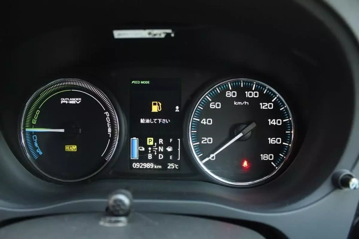 Mitsubishi Plug-in Hybrid Outlander - 2015