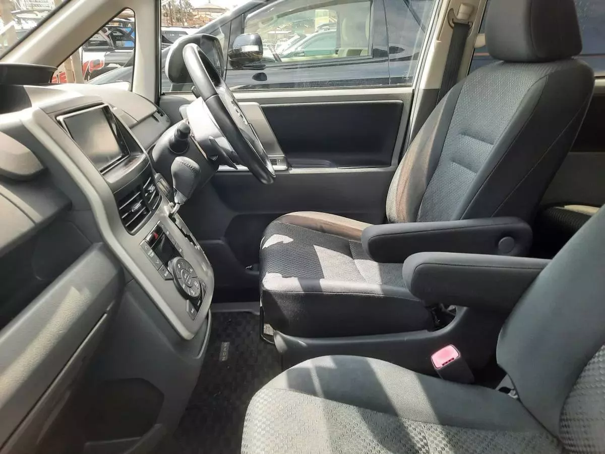 Toyota Noah - 2009