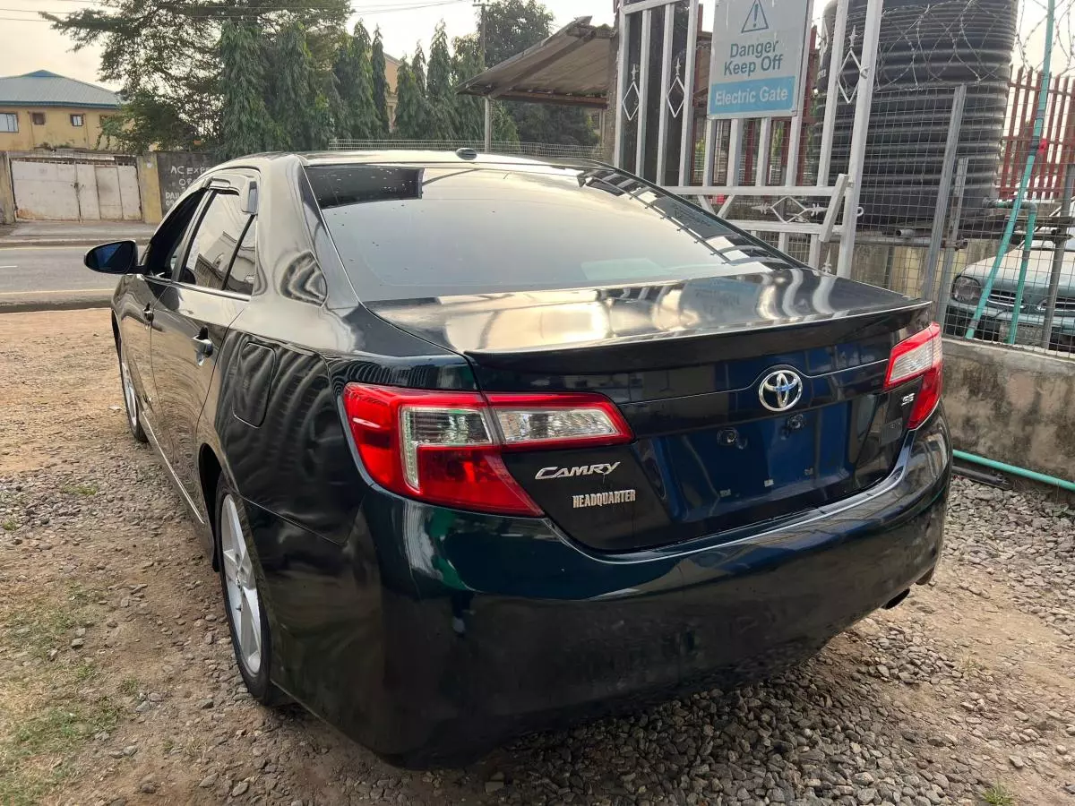 Toyota Camry   - 2012