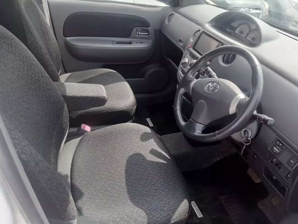 Toyota Sienta   - 2012