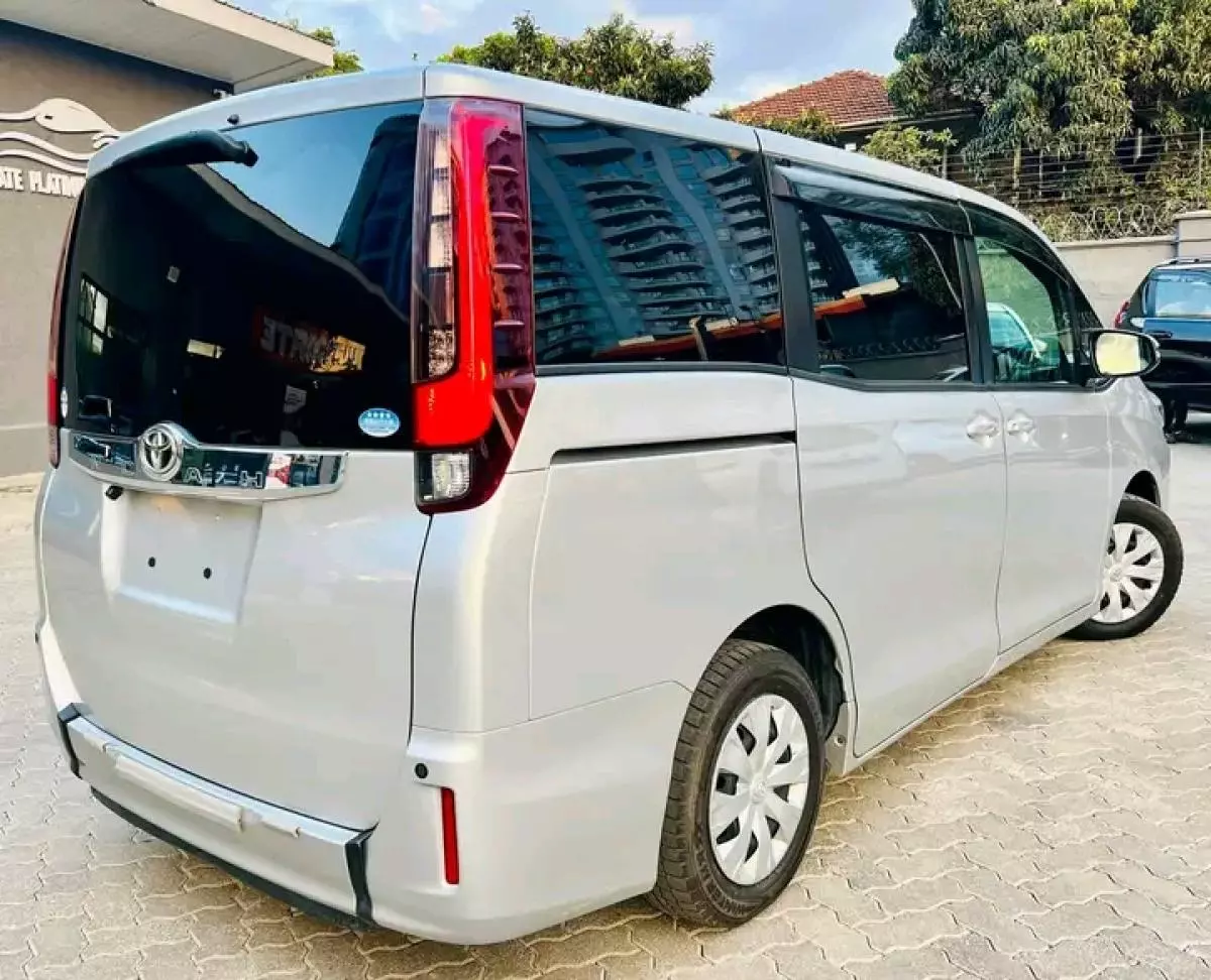 Toyota Noah   - 2017