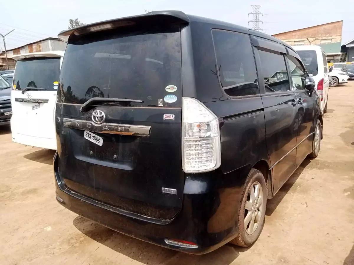 Toyota Noah   - 2009