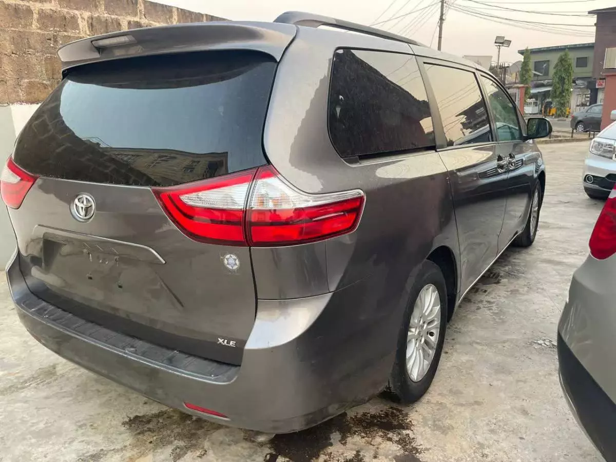 Toyota Sienna - 2016