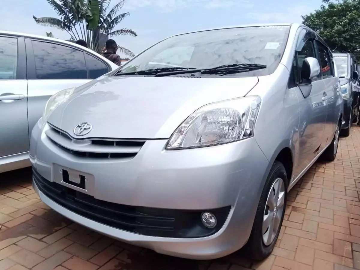 Toyota Passo Sette   - 2011