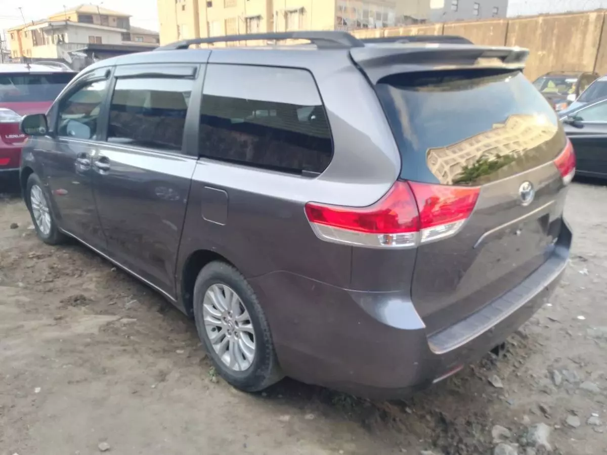 Toyota Sienna   - 2012