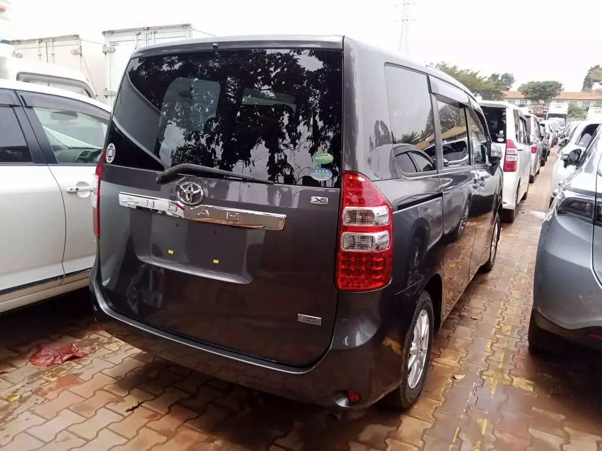 Toyota Noah   - 2011