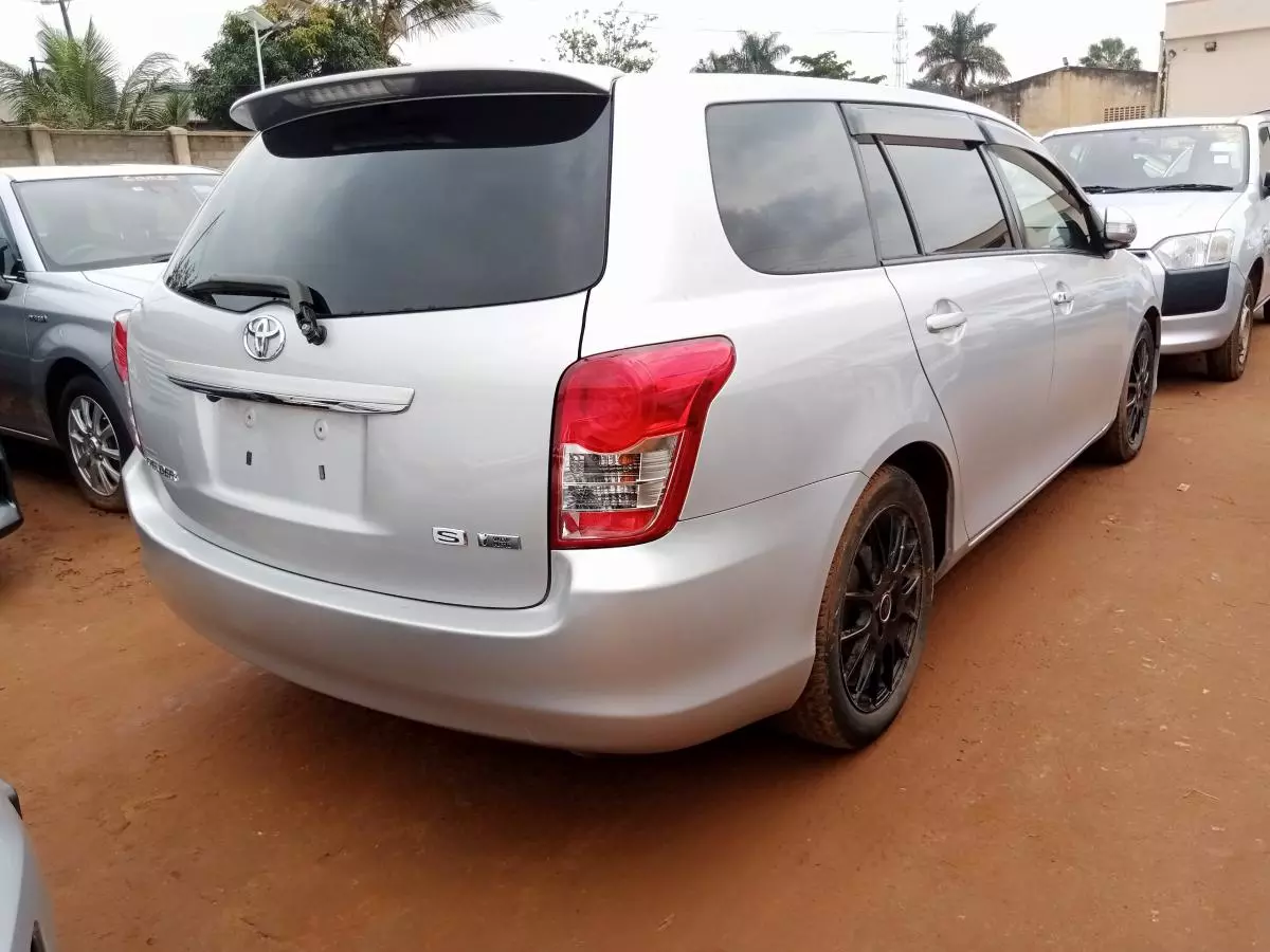 Toyota Fielder    - 2012