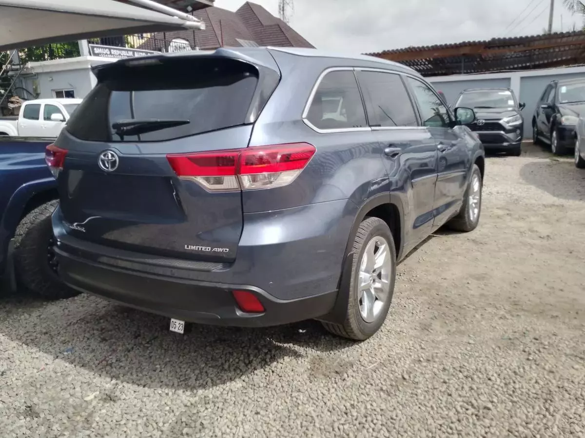 Toyota Highlander   - 2015