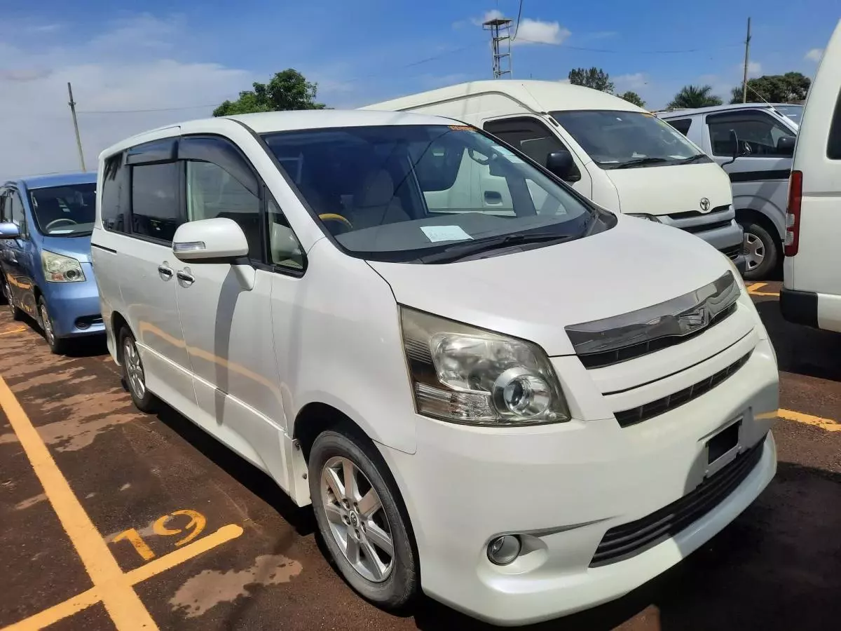 Toyota Noah - 2010