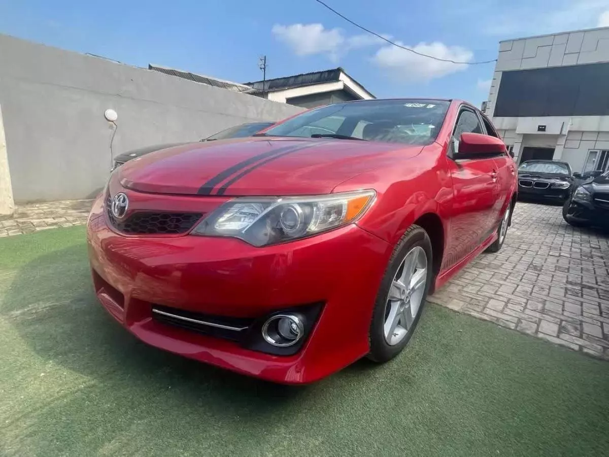 Toyota Camry   - 2012